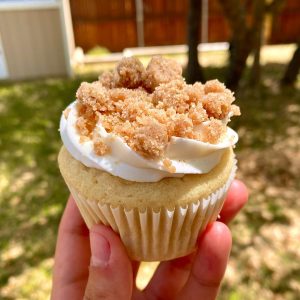 Glamaris Cupcake with Vanilla Frosting and crumble topping