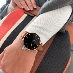 Hurtig Lane Watch around wrist with hand clutching pocketbook